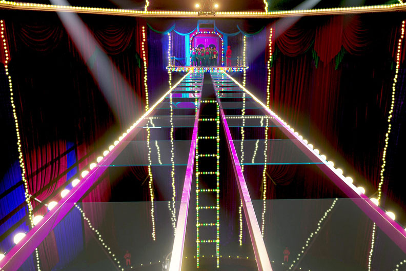 劇中「空中玻璃橋」橋段,展現了「一將功成萬骨枯」的人性殘酷面。臉書@netflixtw