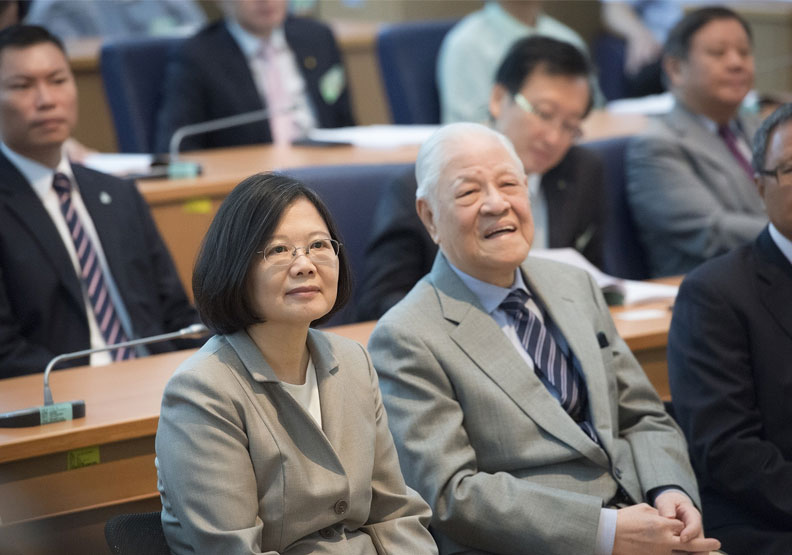 前總統李登輝（右）、總統蔡英文（左）。取自蔡英文臉書