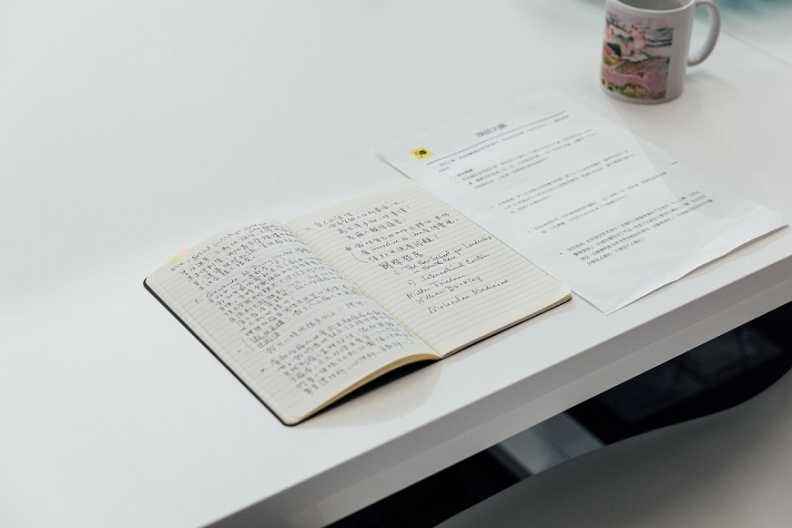 黃達夫性格認真嚴謹,採訪之前,他已經針對記者提出的問題做了許多筆記。取自50+ FiftyPlus