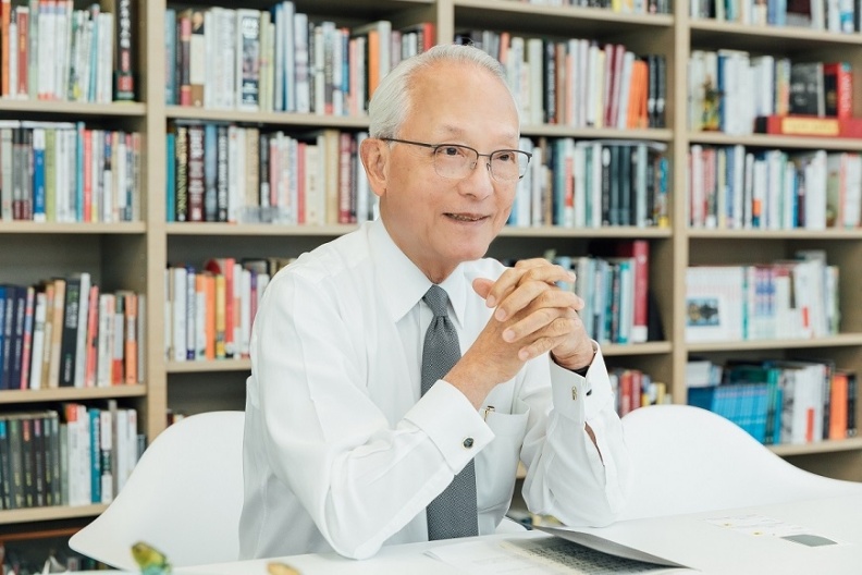 黃達夫熱愛閱讀,特別是文學與哲學。影響所及,他的行醫生涯中也多了一份對人的關懷。取自50+ FiftyPlus