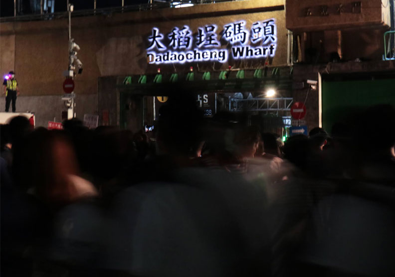 今年大稻埕煙火僅開放3000人入場。陳心慈攝