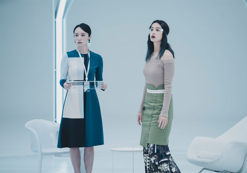 圖／《2049》中的〈刺蝟法則〉，莫允雯（右）和林子熙在「記憶重建室」看見衝擊性畫面。瀚草影視提供