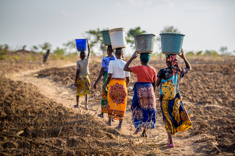 馬拉威的坎培薩社區過往光是取水就得走上兩個小時,婦女和孩童穿越崎嶇地形及野草叢才能抵達取水地點(照片由台灣世界展望會提供)。