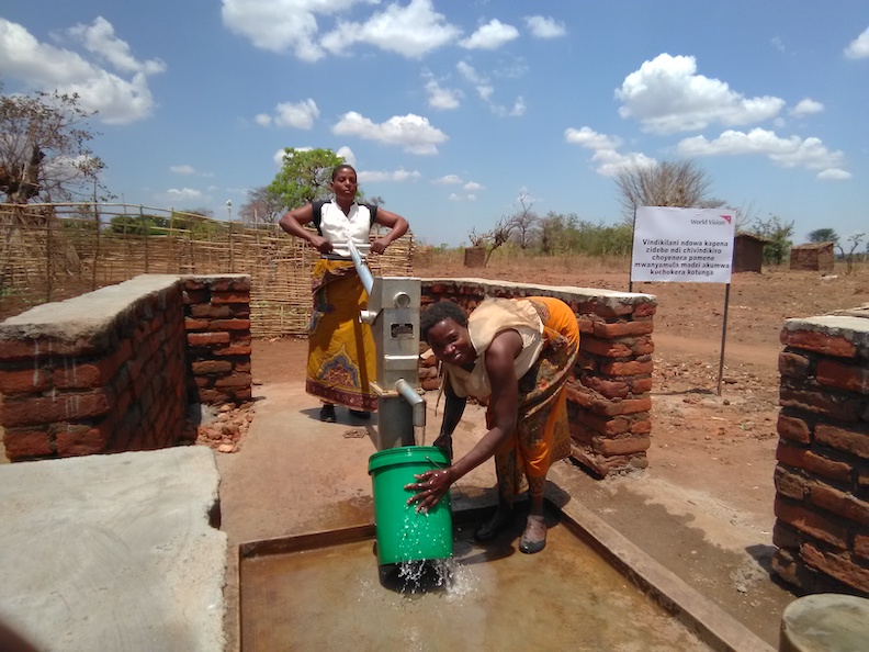 台灣世界展望會的「社區希望計畫」協助坎培薩社區打造新的水井,並且在學校蓋了廁所,有了乾淨水與基礎衛生設施,孩子們能按時上學,一切都有了改變(照片由台灣世界展望會提供)。