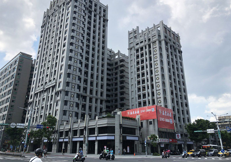 圖／國內整合近20年的永春都更案，目前以「森業永春」為社區名稱對外銷售，據最新實價資料顯示，該案已揭露超過50筆的實價行情，最高每坪成交價達138萬元。信義房屋提供