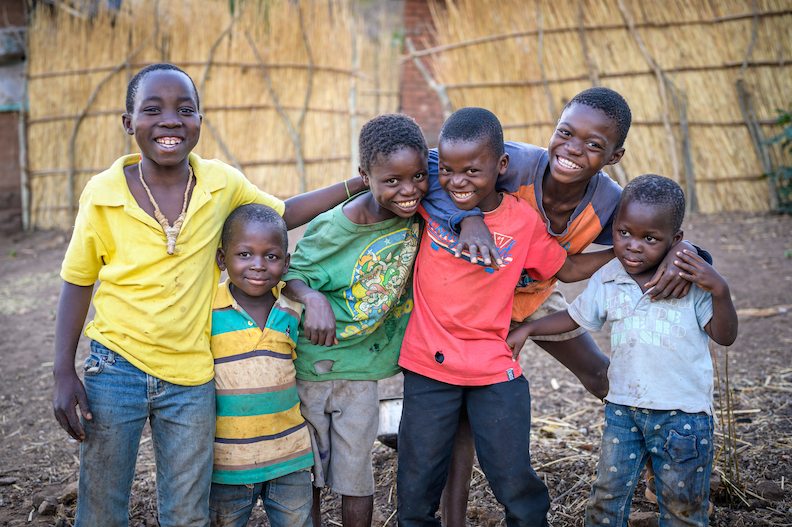 世界展望會的「社區希望計畫」協助打造水井,為坎培薩社區居民和孩童帶來了健康、生計與環境的轉變,讓孩子在健康、友善與被保護的環境中,享有豐盛的生命(照片由台灣世界展望會提供)。
