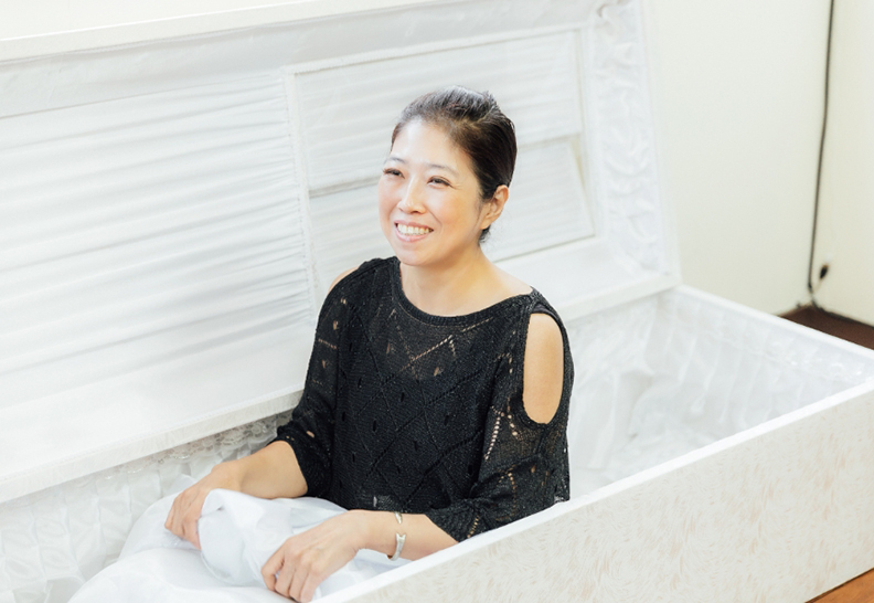 許媽媽體驗「記憶保存」活動。親自躺進棺材，對生命會有不一樣的省思。（日常散步・李盈靜攝）