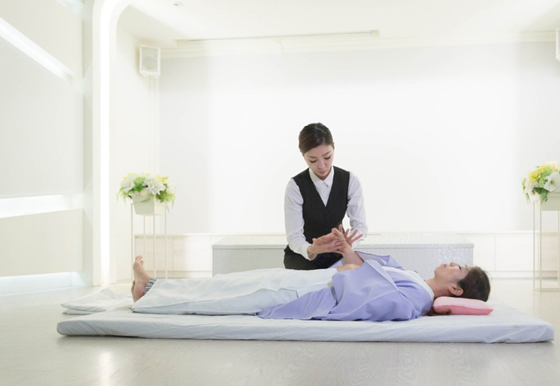 許伊妃親手幫媽媽做納棺練習。