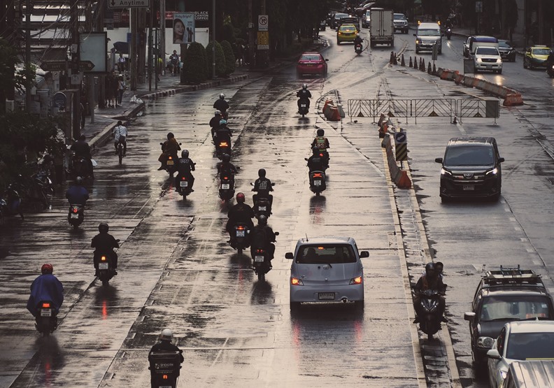 曼谷街道上也有大量機車。取自unsplash