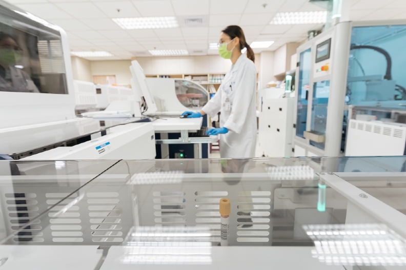 先進的檢驗設施和裝備，優化了流程，也提供醫護人員安全保障。