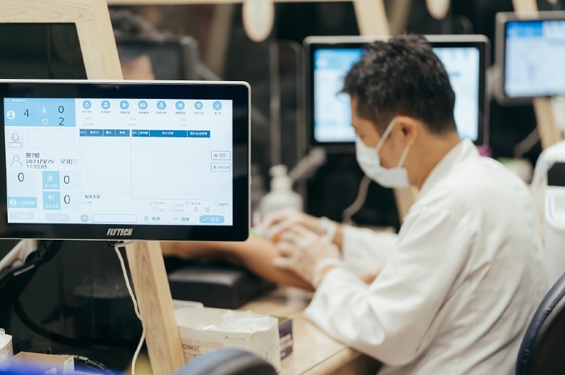 智能化系統，讓醫檢人力能聚焦於專業技術和提供有溫度的服務。