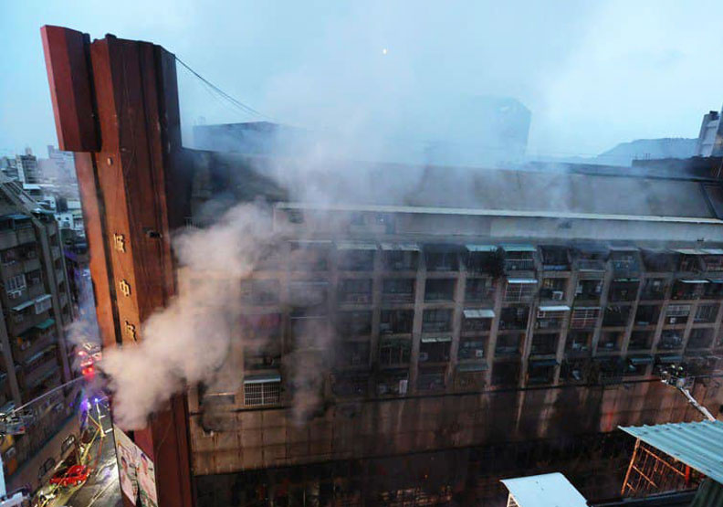 高雄城中城火災畫面。取自臉書「登真-邱議瑩」。