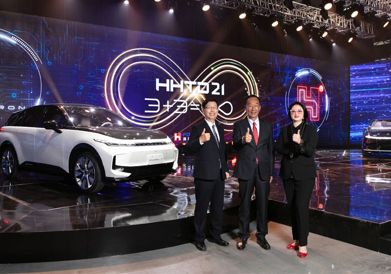鴻海創辦人郭台銘(中)、董座劉揚偉(左)與裕隆集團董座嚴陳莉蓮(右)，攜手切入電動車市場。鴻海提供
