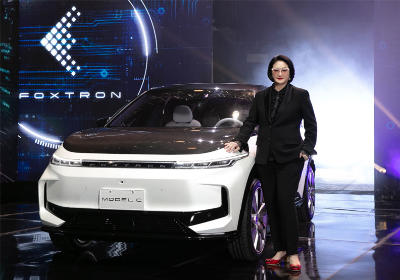 裕隆集團嚴陳莉蓮執行長與Model C車款,以電動車開放平台打造的首款車型,定位上為純電本質最適化SUV。鴻海提供
