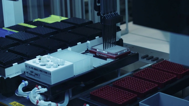 Thermo Fisher高通量自動化PCR篩檢儀器，最高篩檢量可達目前業界最高的單日8千件，當天即可得知結果，有助於加快抗疫應戰速度。(圖片來源：Thermo Fisher)