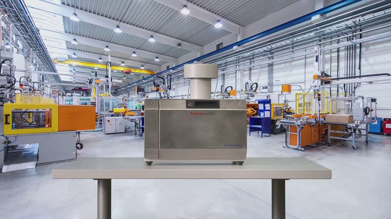 美國麻州(MA)的消防局、麻州大學紀念醫療中心採用最新的空氣偵測病毒檢測儀器，從環境檢測著手，監測大型群聚地區，提早發現並阻斷隱形傳播鍊。(圖片來源：Thermo Fisher)