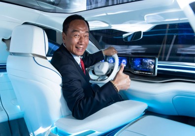 郭台銘親駕電動車霸氣入場！鴻海科技日暗示新車上市已近？