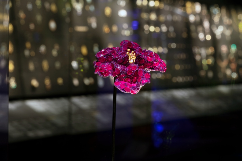 CINDY CHAO 藝術珠寶紅寶石牡丹胸針納入英國國立維多利亞與艾爾伯特V&A museum 永久典藏。