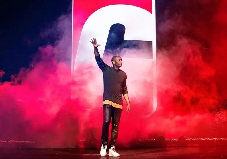 喜劇巨星戴夫夏普爾近期特輯惹議,取自imbd。