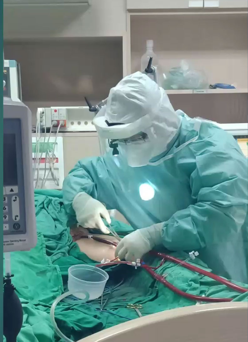 收治於加護病房的新冠個案，期間每日的平均醫療費用為1.7萬元。林口長庚醫院提供