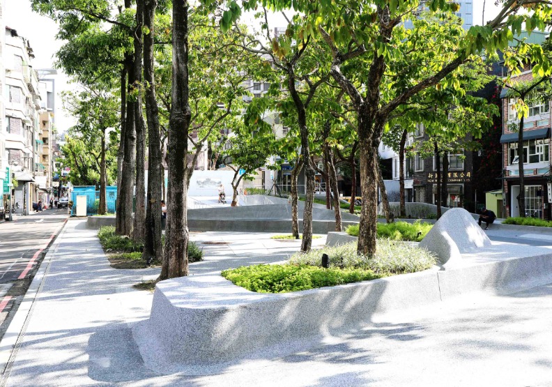 這次推出的行程,深入赤峰街及甫完工的城市新綠地「心中山線形公園」。台北晶華酒店提供。