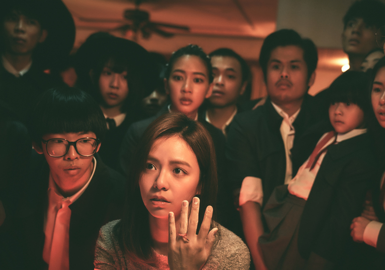 在劇中面對一群月老包圍的宋芸樺。麻吉砥加