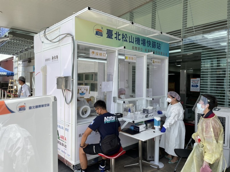 啟翔輕金屬科技在疫情最嚴峻的時候，全員以極高的戰鬥力與拚勁趕製正壓檢疫站，在最短時間送到機場或是全台主要的醫療院所使用。(圖由啟翔輕金屬科技提供)