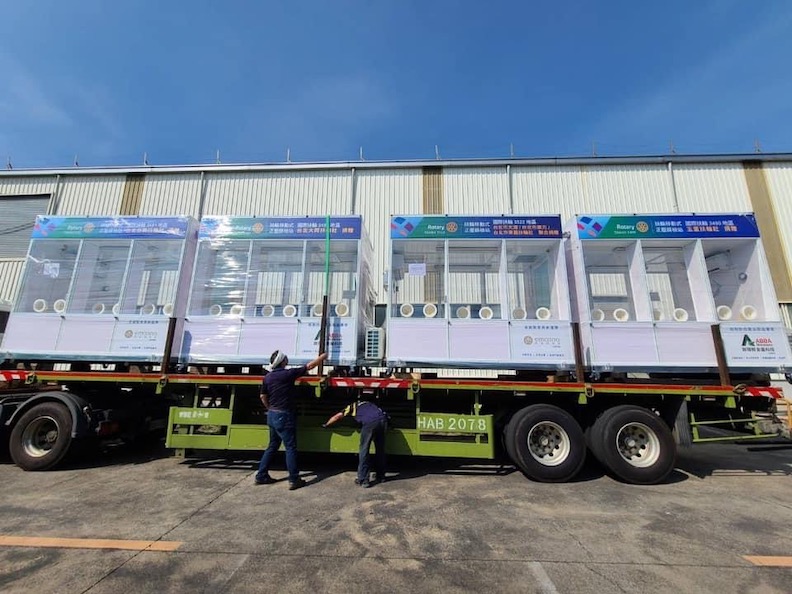 啟翔輕金屬科技團隊展現超高效率，只花三個星期便完成160座檢疫站、20多座負壓隔離病房，甚至比原訂交期還提早一週。(圖由啟翔輕金屬科技提供)