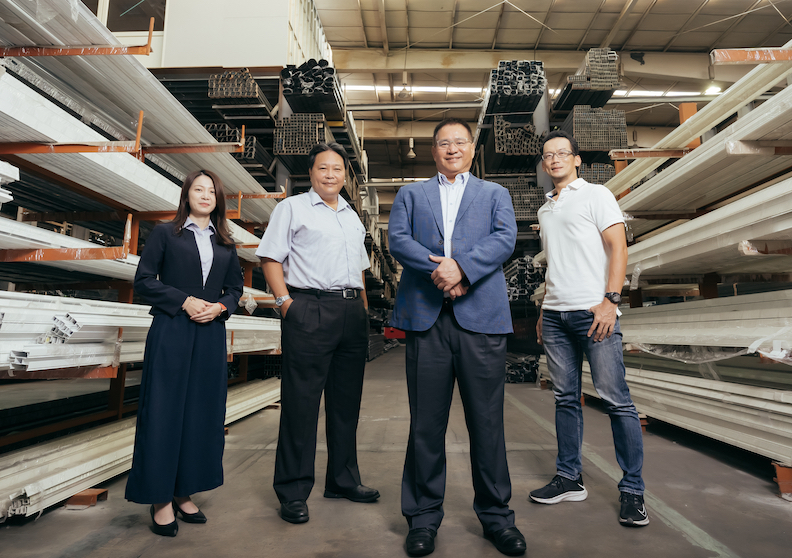 啟翔輕金屬科技經營團隊（由左而右依序為總管理處副總經理陳臆云、總經理何基州、董事長陳百欽以及伊莫諾家居總經理劉學橋）