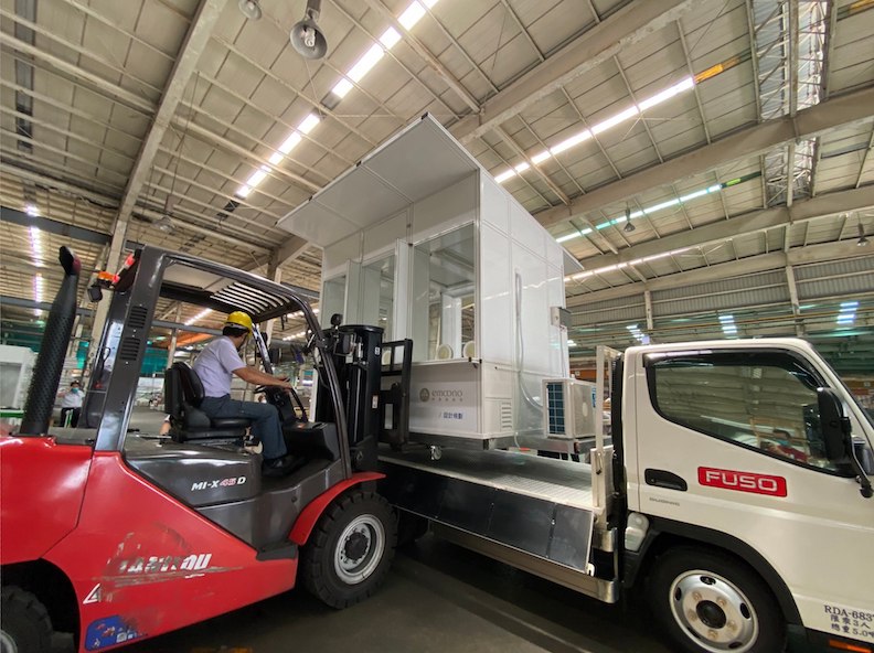 在團隊同仁們還有協力廠商全力相挺下,啟翔輕金屬科技每一座正壓檢疫站一組裝完成,19分鐘後就被待命中的送貨卡車立刻載走,趕著送往各醫療院所使用。(圖由啟翔輕金屬科技提供)