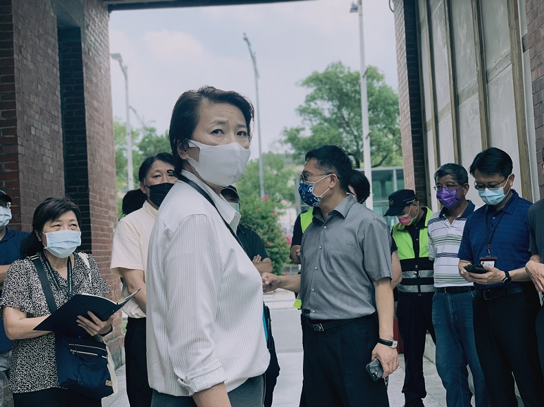5月19日，北市府團隊前往捷運西園寺轉運站現場勘查，此時，台北市防疫陣線面臨最嚴峻挑戰，台北市副市長黃珊珊用「驚濤駭浪」來形容當時危急的情況（圖片來源：台北市政府）。