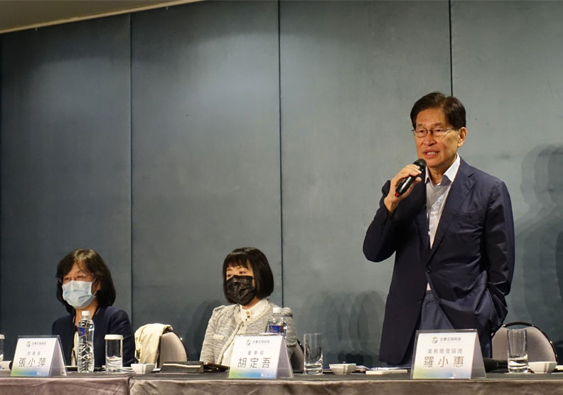 董事長胡定吾(右一)說明生華科新冠口服藥。蔣濬浩攝