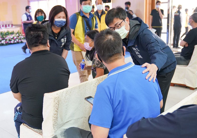 高雄市長慰問城中城大火罹難者家屬。高雄市政府提供