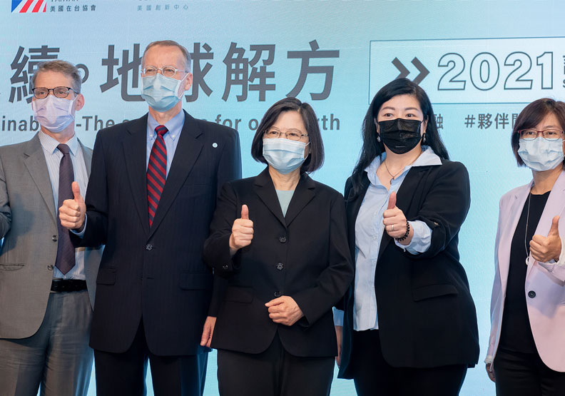 蔡英文總統於今年世界地球日,參加AIT舉辦的創新論壇宣示減碳決心。總統府提供