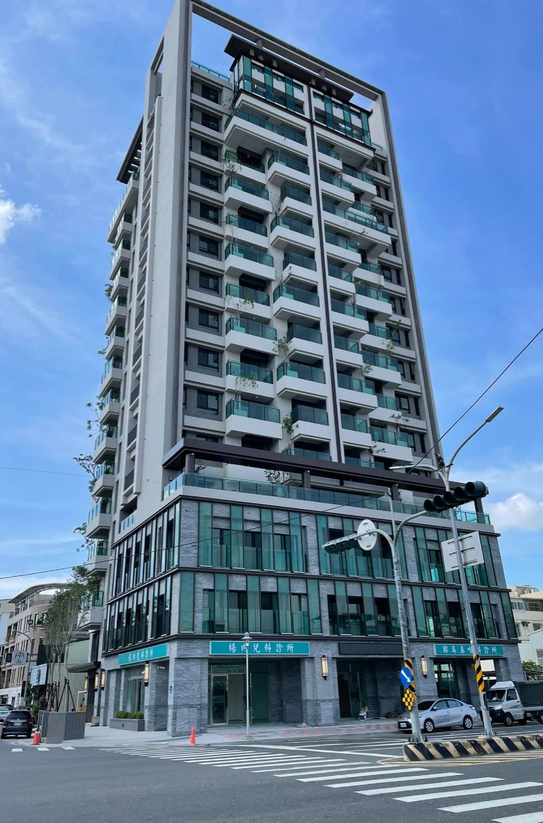 維冠大樓原址蓋了新大樓。 取自臉書「爆廢公社公開版」。