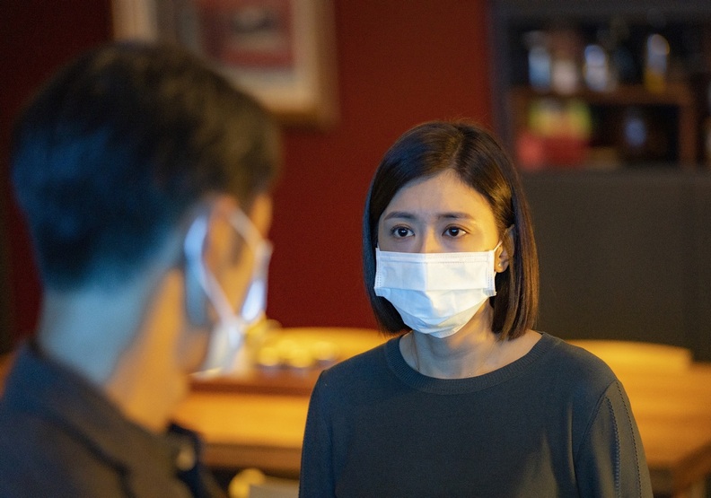 為了維持在電影中那樣的壓抑情緒，賈靜雯還逼著自己不要回家。華映