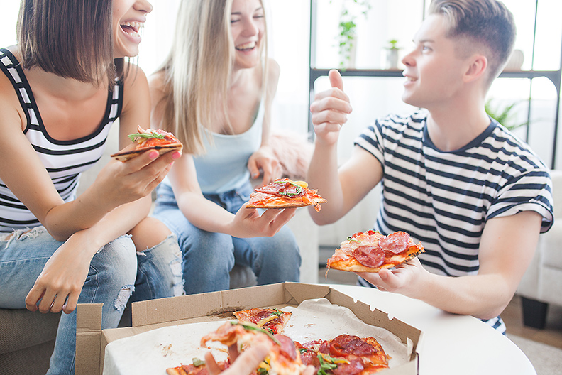披薩是少數分食但又像在一起吃的食物。僅為情境圖,取自shutterstock