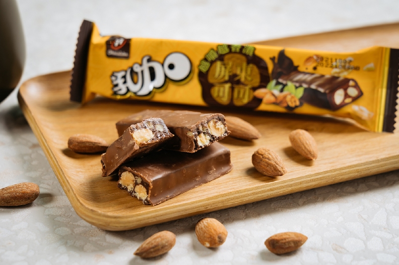 宏亞食品推出「77屏東可可雙堅果乳加」，邀請廣大國人品嚐屏東可可的風味。