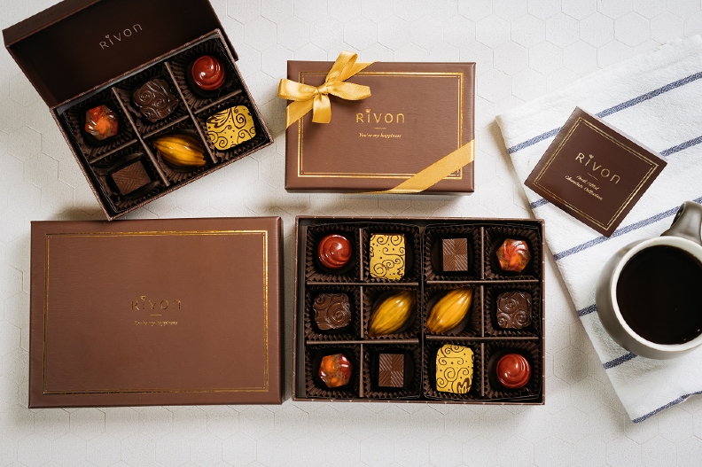 宏亞食品以精品級的「禮坊Bon Bon果風濃情夾心巧克力」，讓屏東可可與巧克力工藝擦撞出迷人的火花。