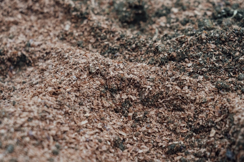 從碾碎廢料花生膜到製成有機肥料，未來希望提供給農民種花生，宏亞食品希望實現力行環保與循環經濟的理想。