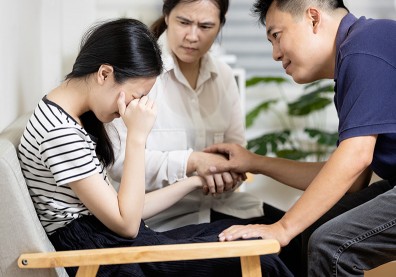 如何讓孩子願意找父母談煩惱？正念聆聽法＋冰山溝通法，開啟親子溝通之門