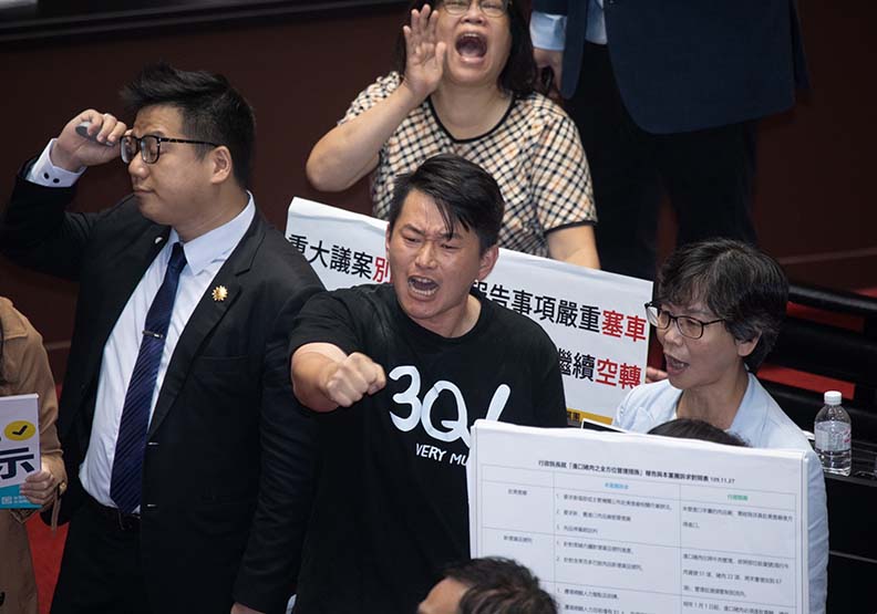 陳柏惟屢次站上新聞時事的尖端,成為立院裡的焦點人物。