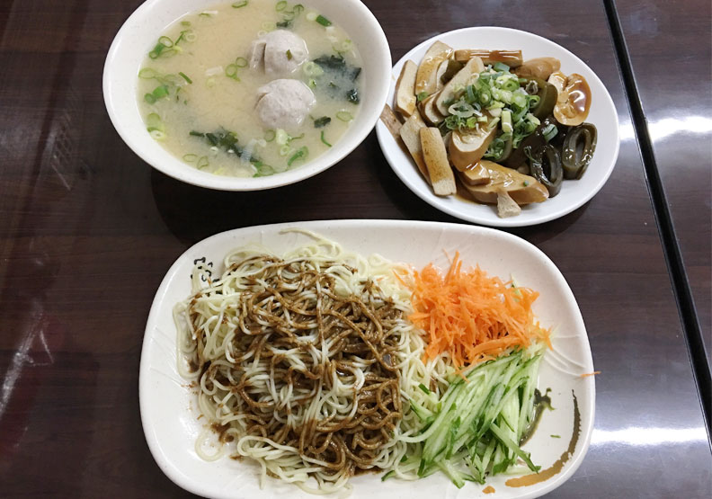 涼麵經常搭配味增湯和小菜。洪毓琪攝。(示意圖)