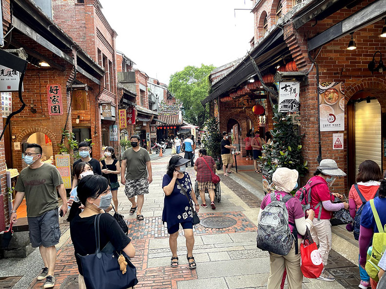 新北加倍券以庶民經濟為主,包括市場、夜市、商圈、觀光工廠、旅館、一般小型商業等,皆納入新北加倍券使用範圍。
