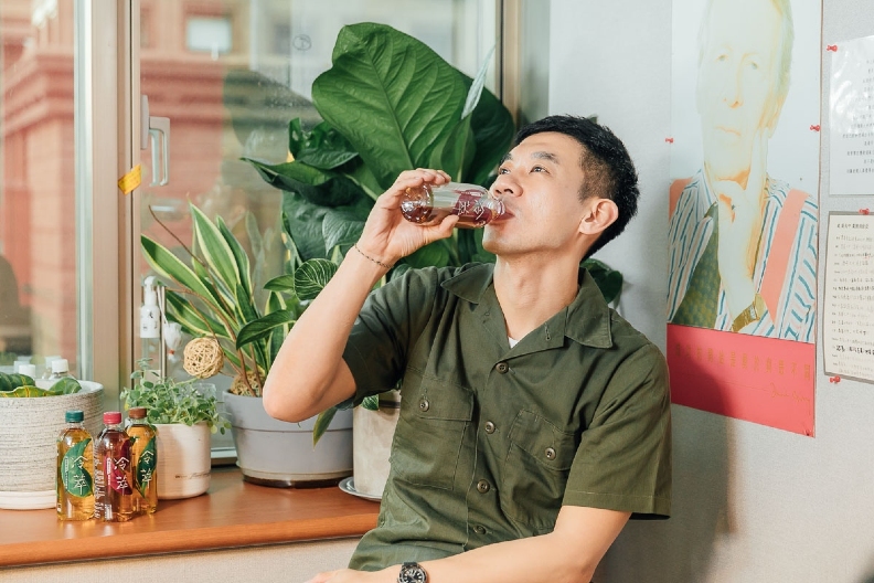 想要釐清思緒、緩一緩時,常喝咖啡的龔大中反而會選擇喝茶。冷萃茶溫順的口感,能讓他在工作繁忙時靜下心來。