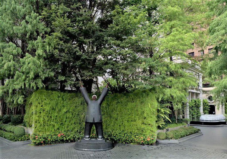 聯聚方庭社區外高舉雙手的「天佑台灣」雕塑令人印象深刻。取自Google街景