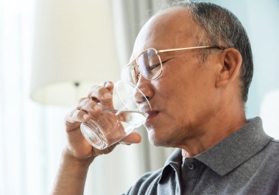 打完疫苗多喝水、恢復快？醫師提醒：２類人當心引肺積水