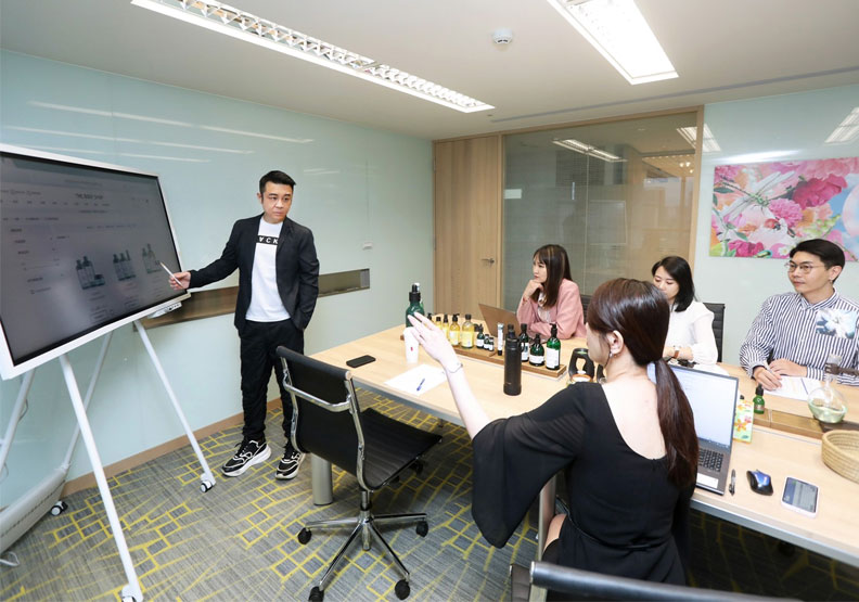 曾峙屏接班後,一口氣換掉全公司的八大部門主管和總經理,開始改造辦公室與提升員工福利。張智傑攝