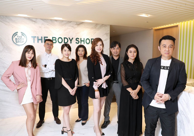 美體小舖董事長曾峙屏(右)與團隊。張智傑攝