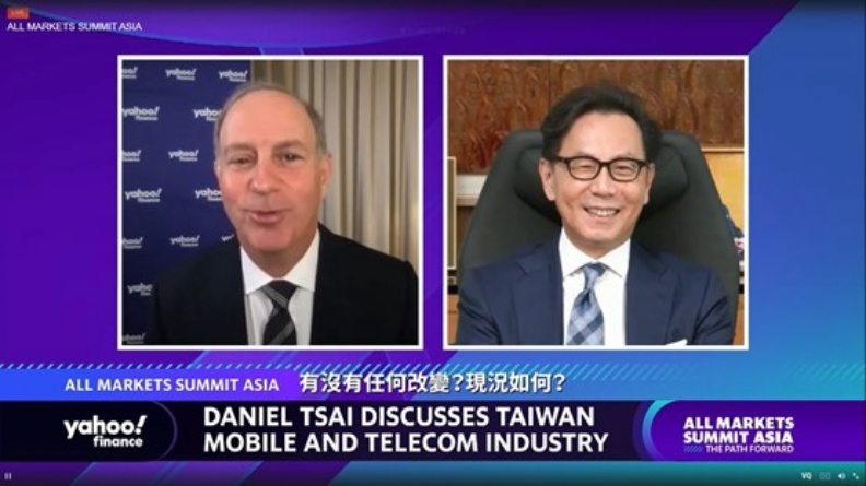 Yahoo Finance總編輯Andy Serwer(左)訪問富邦集團董事長蔡明忠(右)。Yahoo論壇截圖